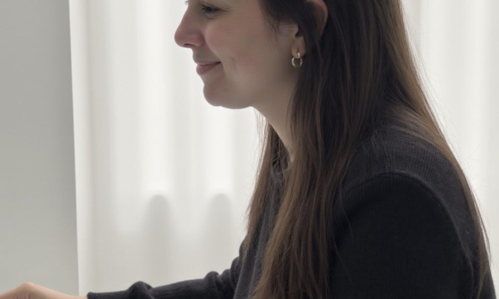 freepik__marta-sentada-y-apoyada-en-una-mesa-hablando-de-pe__30307