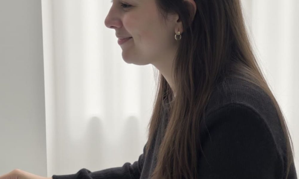 freepik__marta-sentada-y-apoyada-en-una-mesa-hablando-de-pe__30307